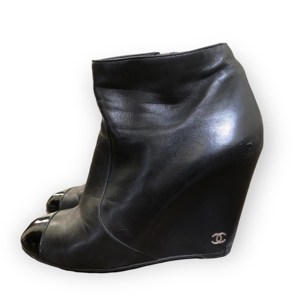 Chanel CC Logo Leather Pumps Sz 7 It 38
